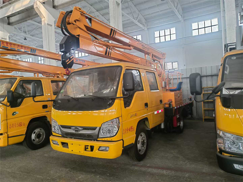 國(guó)六福田雙排13.5米折臂高空作業(yè)車(chē)