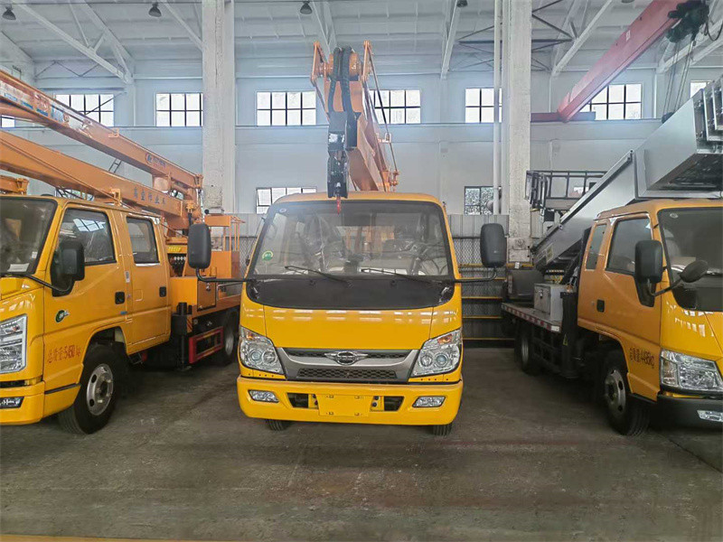國(guó)六福田雙排13.5米折臂高空作業(yè)車(chē)