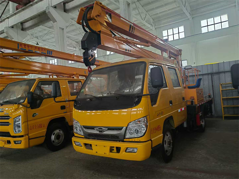國(guó)六福田雙排13.5米折臂高空作業(yè)車(chē)